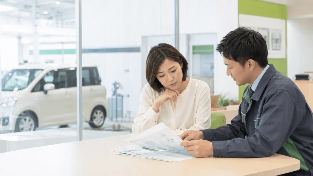 ディーラーで車検見積もりの説明を受ける利用者